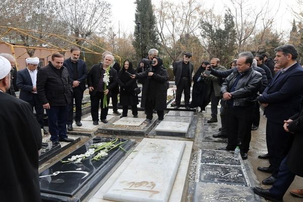 جشنواره موسیقی فجر با غبارروبی مزار هنرمندان افتتاح شد