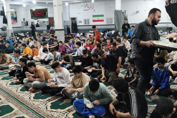 اعتکاف دانش آموزی در مسجد حضرت ابوالفضل قیامدشت