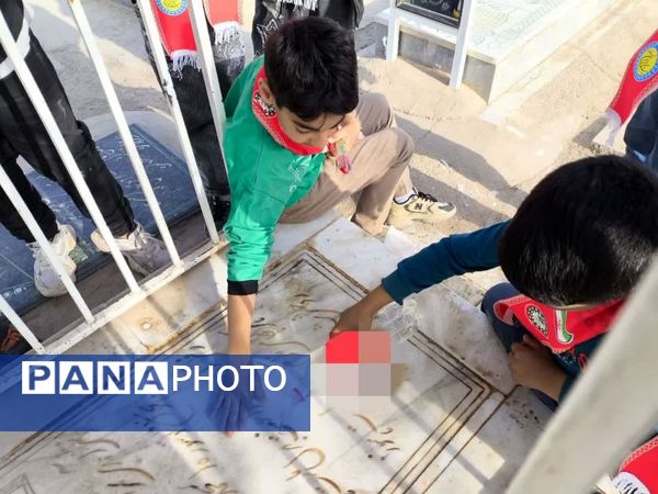 غبارروبی مزار شهدا توسط دانش‌آموزان دبستان شهید پسندیده فدافن
