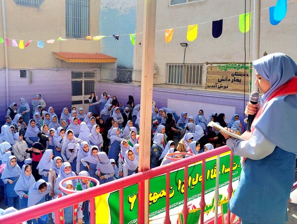 حال و هوای جشن ۲۲ بهمن در دبستان بهاردانش