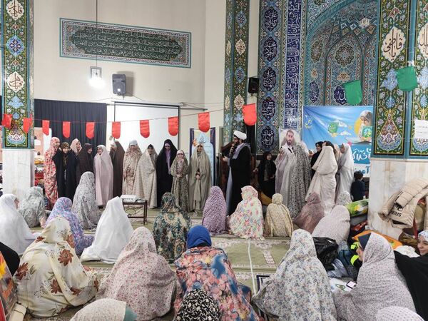 مراسم اعتکاف دانش‌آموزی در مسجد ۷۲ تن