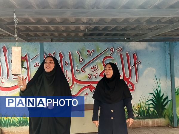 حضور مامور نیروی انتظامی در مدرسه و گفتگوی صمیمی با دانش آموزان و آگاهی بخشی درمورد مسائل امنیتی 