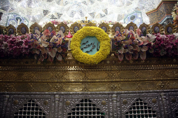 گل آرایی ضریح مطهر حضرت معصومه(س) به مناسبت روز دختر