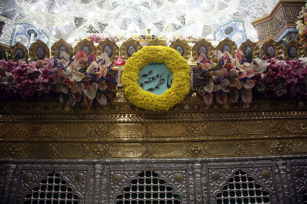 گل آرایی ضریح مطهر حضرت معصومه(س) به مناسبت روز دختر