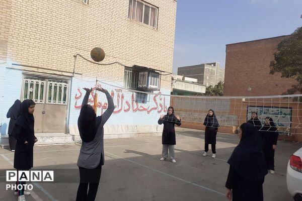 رقابت دوستی و سلامتی هفته تربیت‌بدنی با شور و نشاط دانش‌آموزان در دبیرستان توحید یک