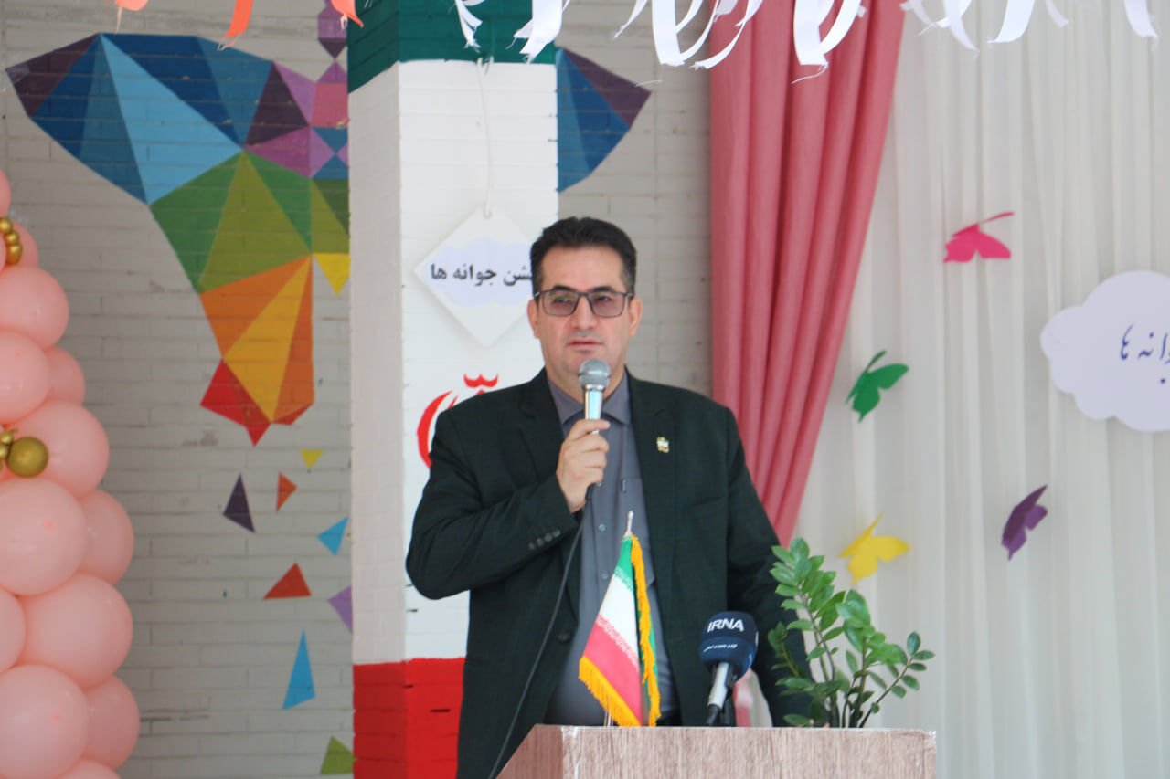 مدرسه باید چراغ روشن امید و آینده جامعه باشد