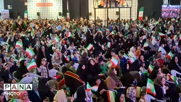 احسان و آقای مدرس در محفل یادبود ۲۴۰۰ شهید خراسان جنوبی