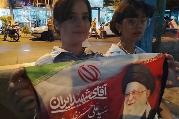 کوچک‌ترین حاضران شهرک انقلاب؛ کودکان در قاب یک اجتماع مردمی