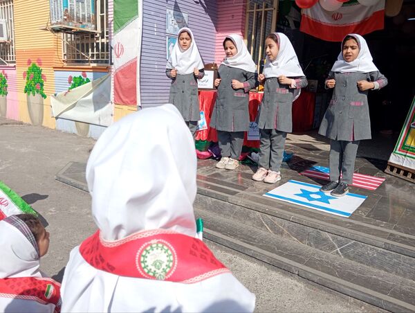 سالروز پیروزی شکوهمند انقلاب اسلامی در دبستان دخترانه نرجس یک و دو 