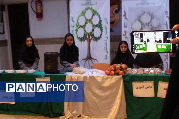 بازارچه دانش‌آموزی با طعم خلاقیت در مدرسه حضرت خدیجه(س) بهارستان‌دو