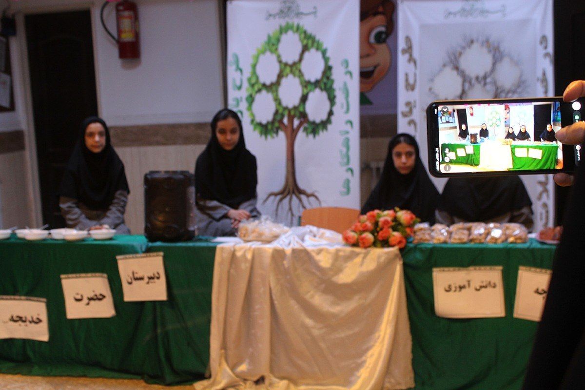 بازارچه دانش‌آموزی با طعم خلاقیت در مدرسه حضرت خدیجه(س) بهارستان‌دو