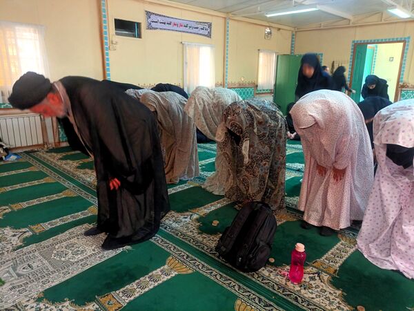 نماز جماعت در دبیرستان میرزا جعفر سروقد مشهد مقدس 