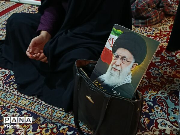 حضور اقشار مختلف مردم در مراسم اربعین رهبر شهید 