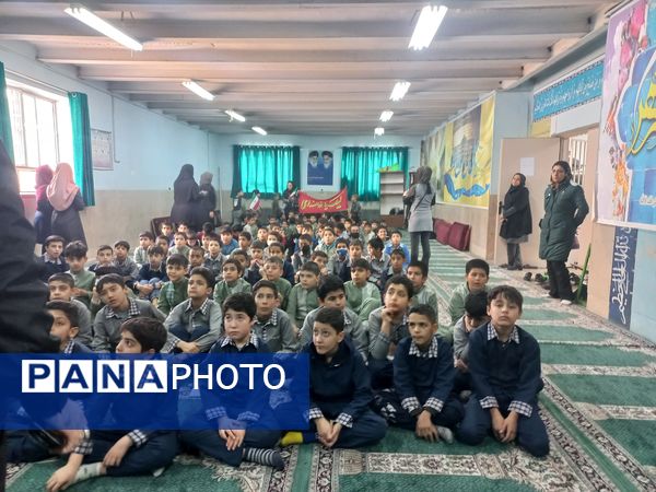 رئیس سازمان بسیج دانش‌آموزی شهرستان قدس مهمان دانش‌آموزان دبستان شهید رجایی 