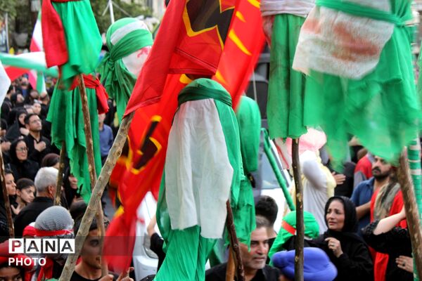 ورامین بار دیگر در سوگ اسارت؛ کاروان نمادین کربلا در خیابان‌های ورامین به حرکت درآمد