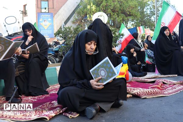 تک تک خیابان‌هاى تهران، سیاه پوش پدر امت