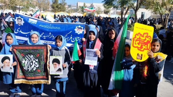 حضور پرشور دانش آموزان در راهپیمایی ۱۳ آبان ماه 