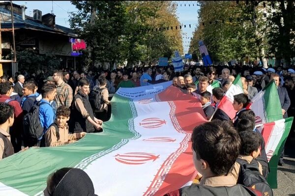 دانش آموزان فومنی یک صدا علیه استکبار جهانی فریاد زدند