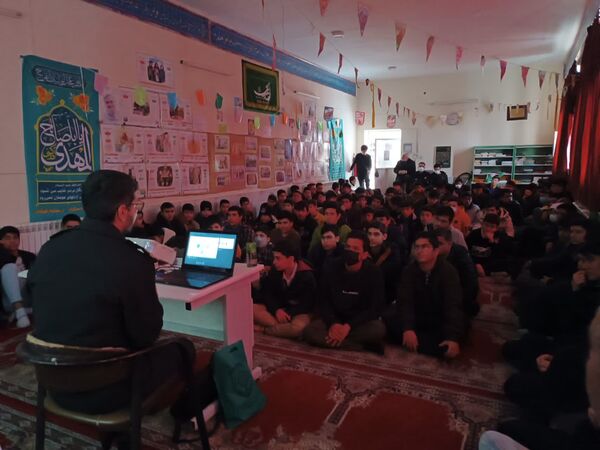 کارگاه آموزشی پیشگیری از آسیب‌های فضای مجازی در دبیرستان رجایی