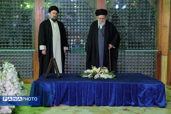 حضور رهبر معظم انقلاب در مرقد بنیانگذار جمهوری اسلامی ایران