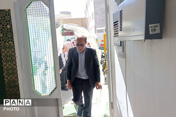 محفل انس با قرآن و برپایی نماز جماعت در مدرسه ابتدایی ایمان بجنورد
