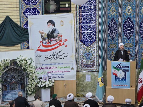 تقدیر از خانواده شهید اسلامی در سالروز اقامه اولین نماز جمعه پس از انقلاب