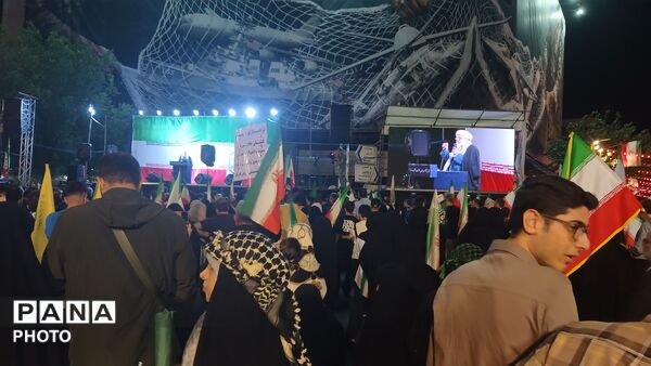 مردم همچنان در صحنه 