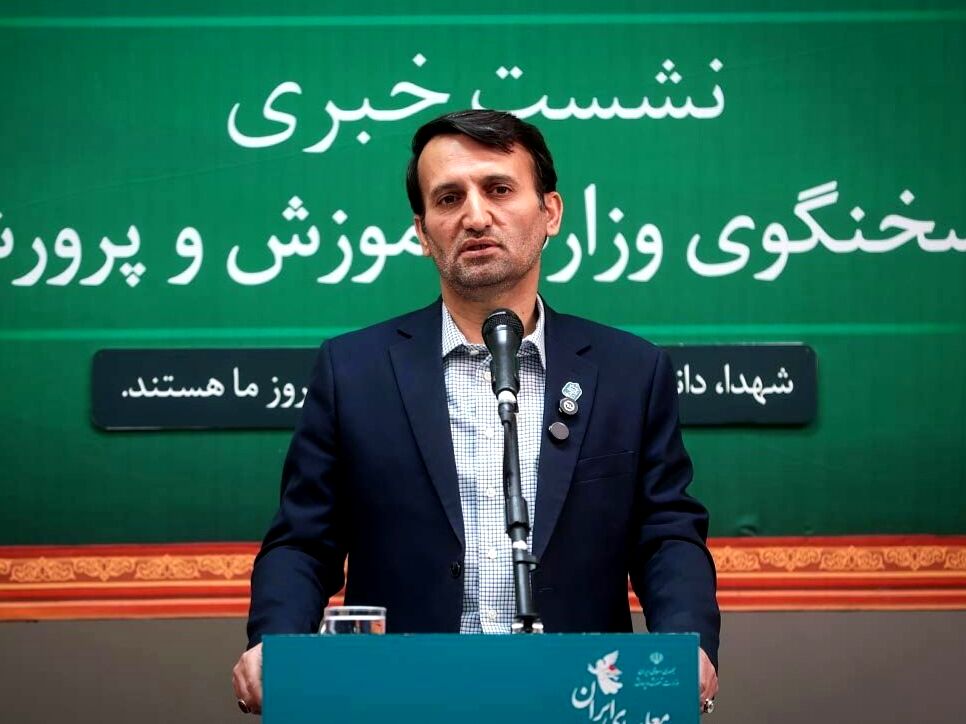 تمام پیشرفت و اقتدار ملی ما در گرو هنرمندانه تدریس معلمان در کلاس‌های درس است