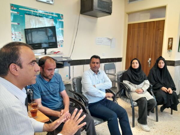 جلسه انجمن اولیا و مربیان در دبیرستان مادرمهربان خلیل آباد