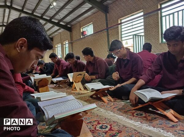 تلاوت نور، در دبیرستان شاهد باحضور باشکوه دانش‌آموزان