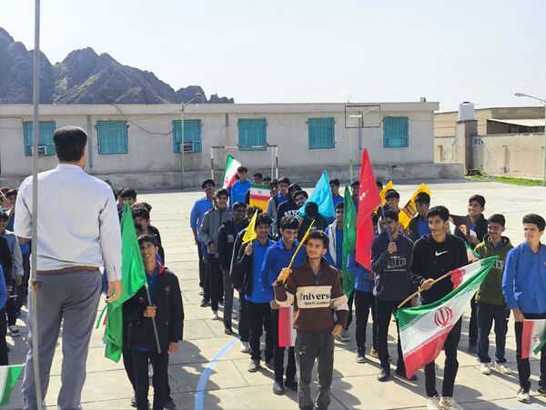 مدارس سندرک یکپارچه در شور انقلابی؛ زنگ انقلاب به صدا درآمد