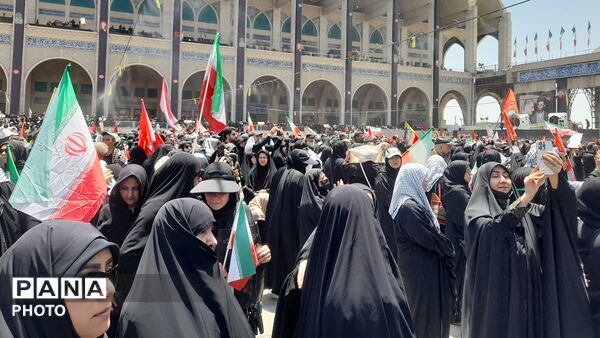  نمایشِ اقتدار در تشییعِ رهبر شهید