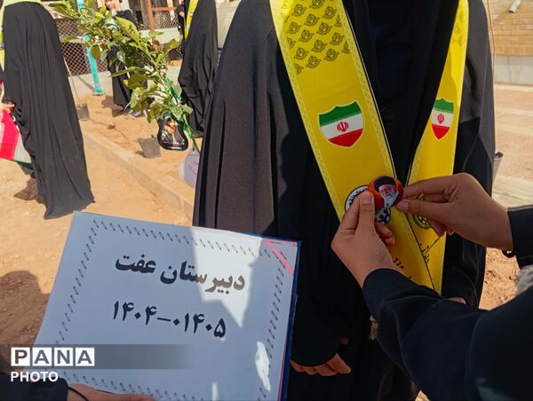 دانش‌آموزان دبیرستان عفت در کاشت ۱۰۰۰ درخت شریک شدند