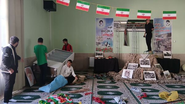 مراحل آماده‌سازی مراسم گرامیداشت شهید رمضانعلی چوبداری در دبیرستان نمونه دولتی معلم ساوجبلاغ 