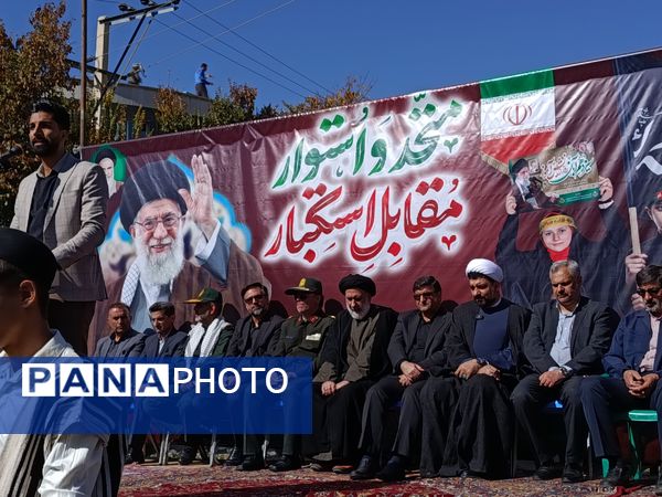 مشت هایی از نماد استواری و شجاعت 