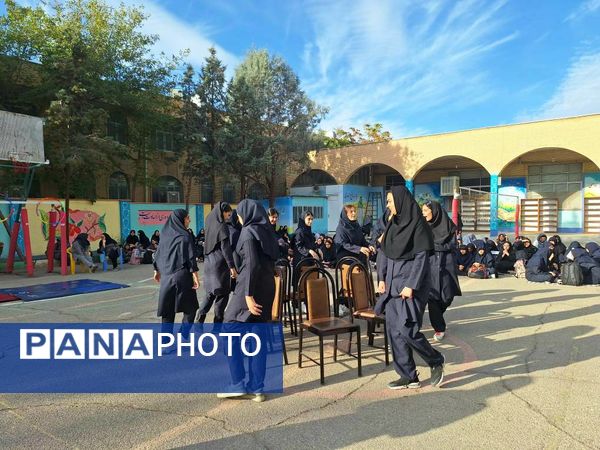 مسابقات ورزشی و اهدای جوایز به ورزشکاران مدال آور در دبیرستان شهید بابایی