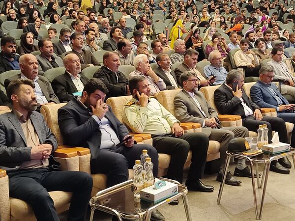 آیین بزرگداشت مردان نامدار با حضور چهره‌های فرهنگی و هنری در فرهنگسرای شهرکرد 
