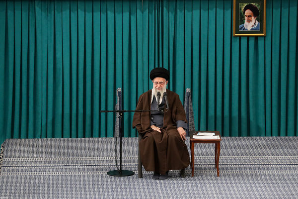 دیدار جمعی از رأی اولی‌ها و خانواده‌های شهدا با رهبر انقلاب اسلامی