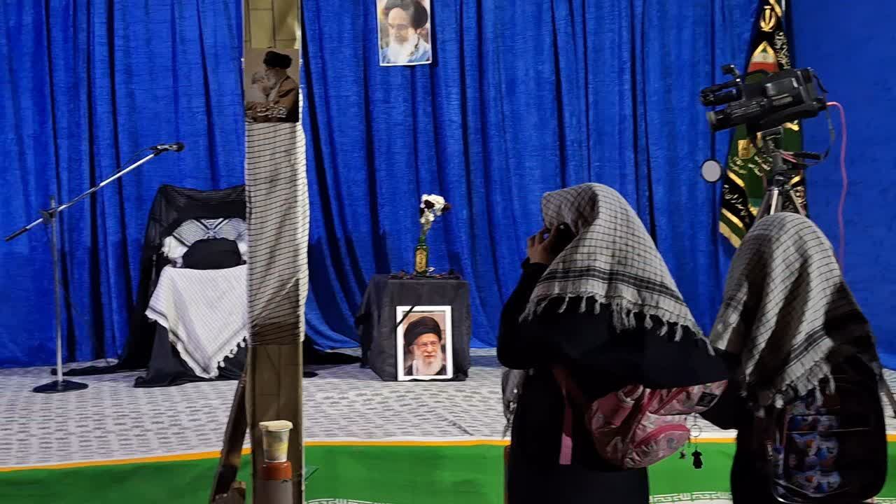 بازسازی صحنه سخنرانی رهبر شهید انقلاب اسلامی ایران در بلوار امام‌زاده حسن(ع) کرج