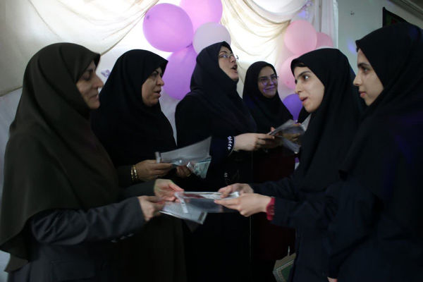 تقدیر از دانش آموزان برتر دبیرستان دخترانه سیداحمد فاتحی یک قم 