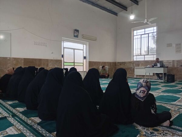 جلسه هم اندیشی انجمن اولیا در دبیرستان شهید غلام‌زاده خلیل آباد