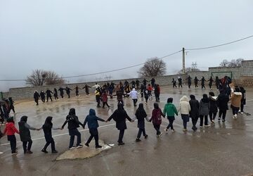 شادی دانش‌آموزان میانکوه همراه با باران زمستانی
