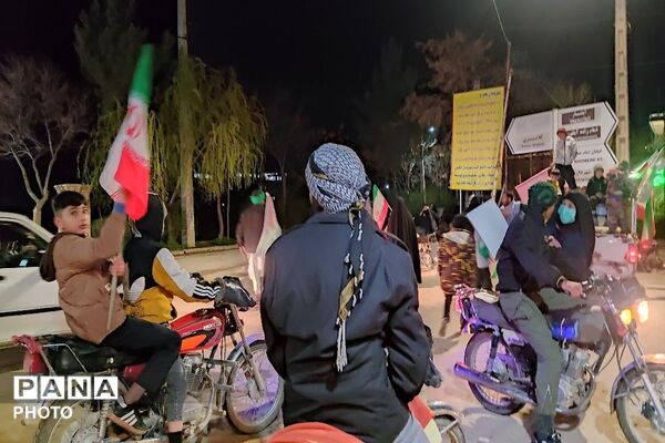 حضور پرشور مردم در کاروان خودرویی از بلوار حسینیه شهدا تا گلزار شهدای شهر بار