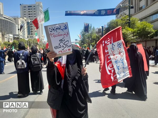 برافراشتن پرچم های خونخواهی و یالثارت الخامنه ای توسط مردم همیشه در صحنه مشهد مقدس 