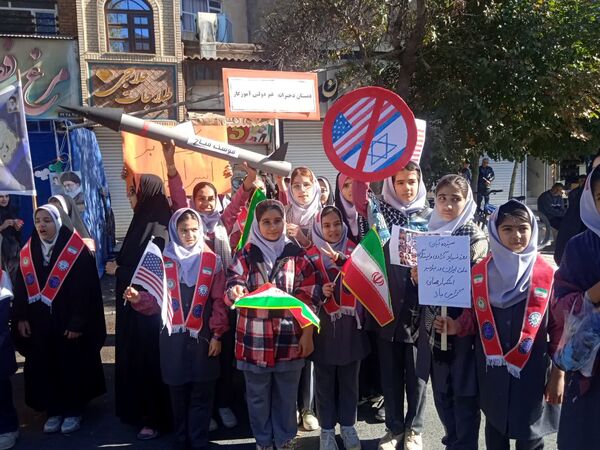 حضور پر شور دانش آموزان نیشابوری در راهپیمایی ١٣ آبان