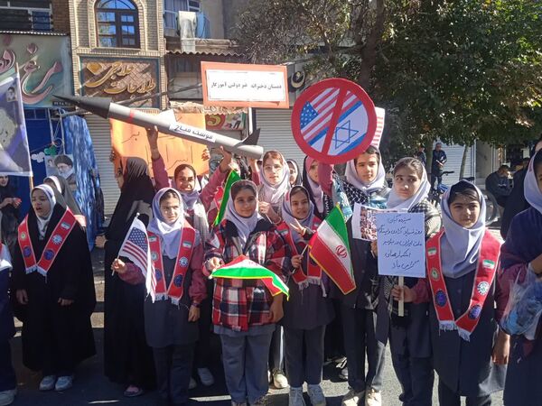 حضور پر شور دانش آموزان نیشابوری در راهپیمایی ١٣ آبان