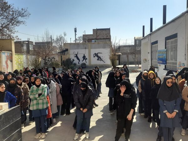 گلباران تمثال امام و تقدیر از دانش‌آموزان برتر  هنرستان بصیرت آشخانه