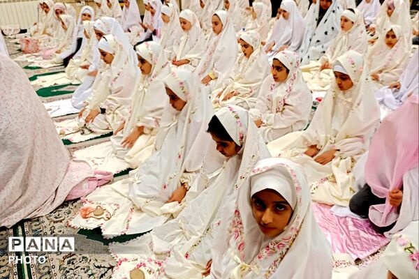 جشن روزه اولی‌ها در دبستان الهام حاجیان ناحیه دو شهرری 