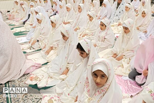 جشن روزه اولی‌ها در دبستان الهام حاجیان ناحیه دو شهرری 