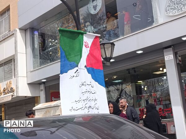 حضور کودکان در تشییع شهدای استان چهارمحال وبختیاری 